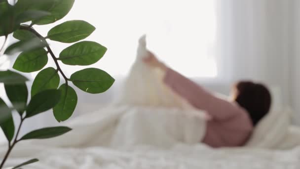 Молодая Женщина Розовой Пижаме Просыпается Растягивается Яркой Спальне — стоковое видео