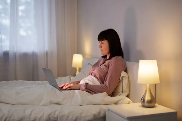 Frau Benutzt Laptop Während Sie Hause Bett Liegt — Stockfoto