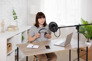 içerik oluşturma, podcast ve blog konsepti - merkez ofiste podcast kaydına hazırlanan kadının portresi