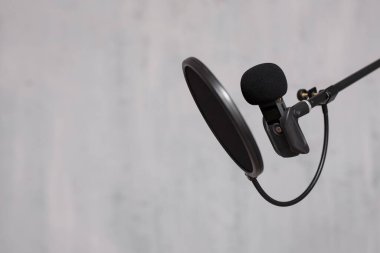 yaratıcılık, içerik oluşturma, podcast ve blog konsepti - mikrofon ve pop filtresi kopya alanı ile gri arkaplan üzerine