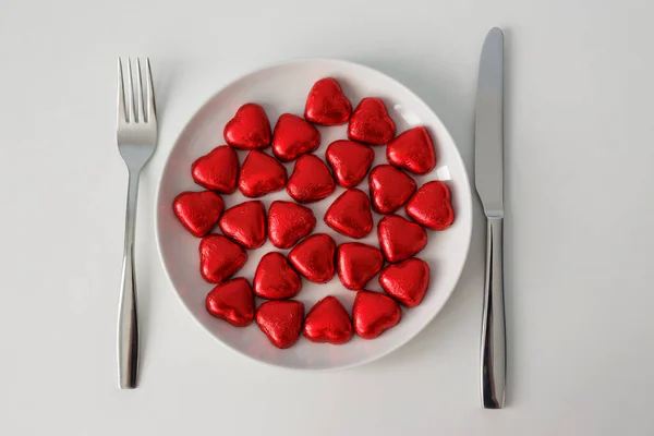 Aşk Romantizm Sevgililer Günü Konsepti Kırmızı Folyo Çatal Bıçaklı Çikolatalı — Stok fotoğraf