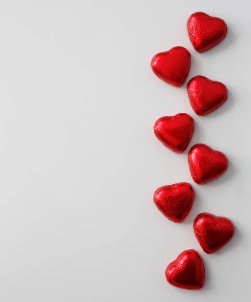 Liebe Romantik Und Valentinstag Hintergrund Herzförmige Schokoladenbonbons Roter Folie Über — Stockfoto