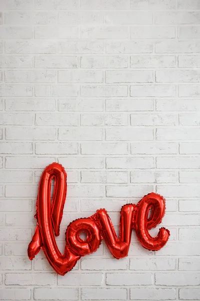 Vermelho Folha Balão Amor Letras Sobre Parede Tijolo Branco Fundo — Fotografia de Stock