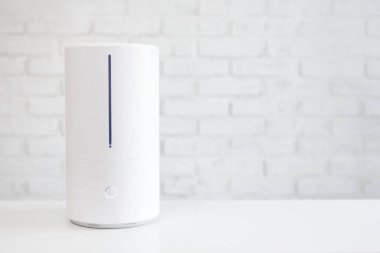 modern hava nemlendirici beyaz tuğla duvar arkaplanı üzerinde kopya alanı ile