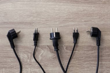 Pahalı elektrik kavramı - masadaki elektrik prizlerini kapatın