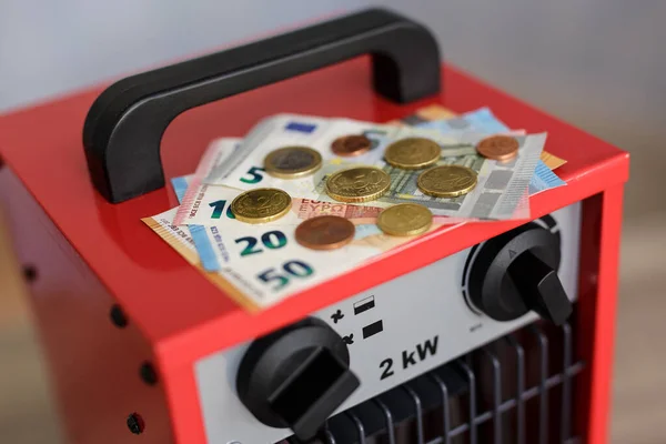 電気と暖房価格の概念の上昇 電気ヒーターのユーロ紙幣と硬貨 — ストック写真
