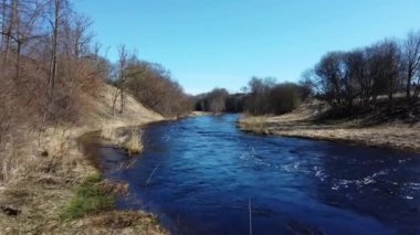 Estonya 'daki bahar nehrinin güzel hava manzarası 