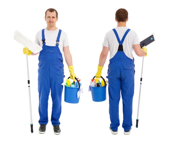 青の制服を着た若い男性のクリーナーと白い背景に隔離された洗浄装置でモップとバケツを保持する黄色の手袋の前面と背面図 — ストック写真