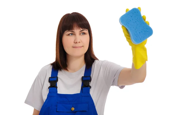 Beyaz Arka Planda Sünger Izole Edilmiş Mavi Üniformalı Temizlikçi Kadın — Stok fotoğraf