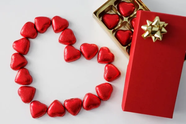 Aşk Romantizm Sevgililer Günü Geçmişi Altın Yaylı Çerçeveli Çikolata Şekerli — Stok fotoğraf