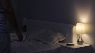 İyi geceler. Yakışıklı adam ışığı söndürür ve karanlık yatak odasında uyur.