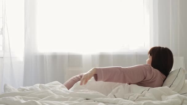 Günaydın Genç Bir Kadın Aydınlık Yatak Odasında Uyanıyor — Stok video