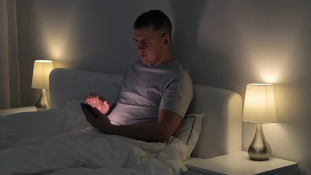 Anak Muda Duduk Tempat Tidurnya Dan Menggunakan Smartphone Kamar Tidur — Stok Video