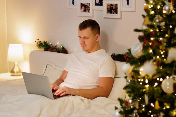 Retrato Jovem Usando Laptop Quarto Decorado Com Árvore Natal — Fotografia de Stock