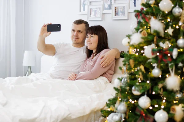 Jul Och Familj Koncept Lyckliga Par Sitter Sängen Och Tar — Stockfoto