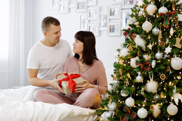 Porträtt Stilig Man Som Ger Julklapp Till Sin Fru Dekorerat — Stockfoto