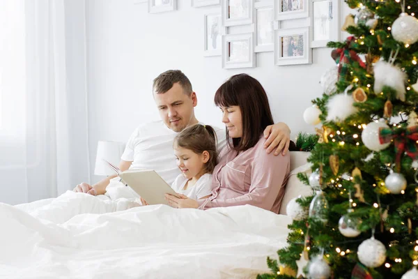 Jul Familj Och Kärlek Koncept Lycklig Familj Sitter Sängen Och — Stockfoto