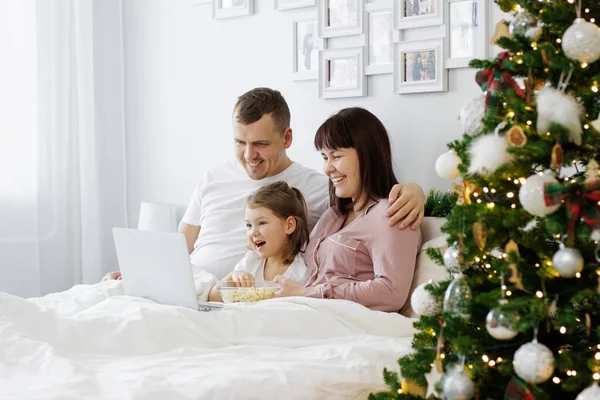 Jul Familj Och Kärlek Koncept Lycklig Familj Sitter Sängen Och — Stockfoto