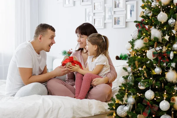 Jul Familj Och Kärlek Koncept Föräldrar Ger Julklapp Till Lycklig — Stockfoto