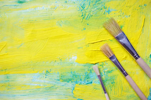Conceito Arte Criatividade Pincéis Pintura Sobre Fundo Imagem Amarelo — Fotografia de Stock