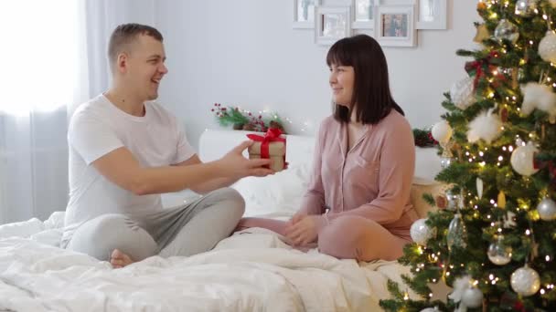 Liefde Kerst Concept Gelukkig Paar Geven Kerstcadeaus Aan Elkaar Thuis — Stockvideo