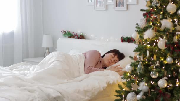 Concepto Sorpresa Navidad Hombre Guapo Despertando Esposa Con Regalo Navidad — Vídeo de stock