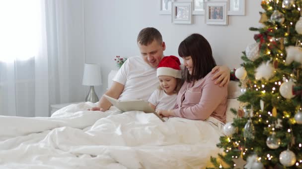 Οικογένεια Την Αγάπη Και Χριστούγεννα Έννοια Νέοι Γονείς Ανάγνωση Παραμύθι — Αρχείο Βίντεο
