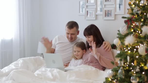Familien Und Weihnachtskonzept Junge Eltern Mit Kleiner Tochter Sprechen Videoanruf — Stockvideo