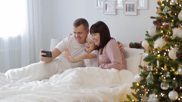 Famiglia Amore Concetto Natale Giovani Genitori Loro Figlioletta Scattano Foto — Video Stock