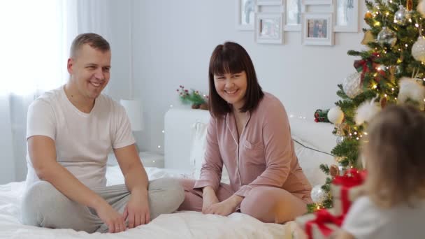 Ευτυχισμένη Οικογένεια Που Δίνει Χριστουγεννιάτικα Δώρα Ένας Στον Άλλο — Αρχείο Βίντεο