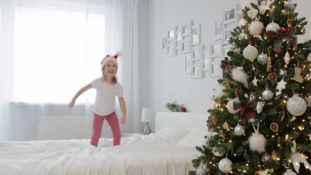 Çocukluk Noel Konsepti Tatlı Mutlu Küçük Kız Süslü Noel Ağacının — Stok video