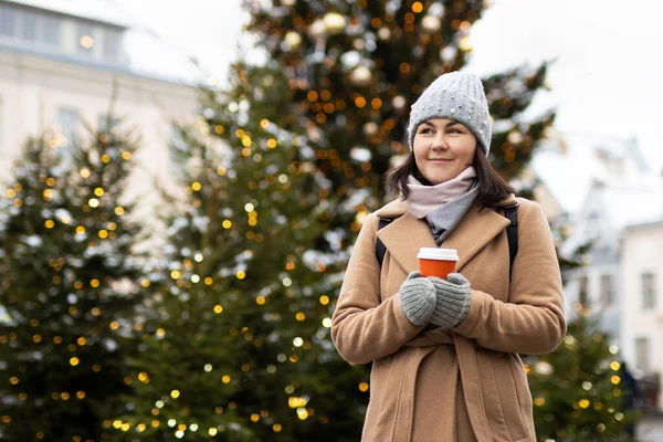 Femme Manteau Avec Tasse Café Près Des Arbres Noël Dans — Photo