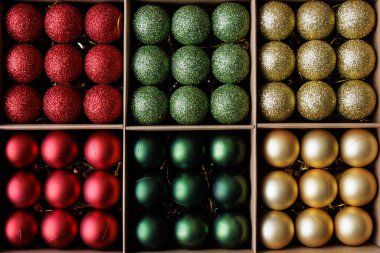 Noel ağacı süslemeleri. Karton kutulardaki Noel mücevherlerini kapatın.