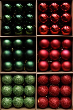 Noel süslemeleri - Noel ağacı için renkli Noel süslerini kapatın