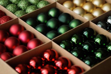 Karton kutulardaki renkli Noel ağacının mücevherlerini kapatın.