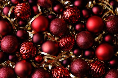 Yılbaşı ve yeni yıl arkaplanı - farklı kırmızı Noel baloları koleksiyonu