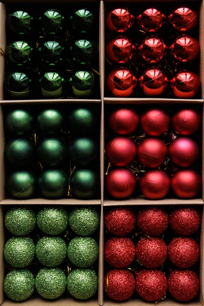 Noel süslemeleri - Noel ağacı için renkli Noel süslerini kapatın