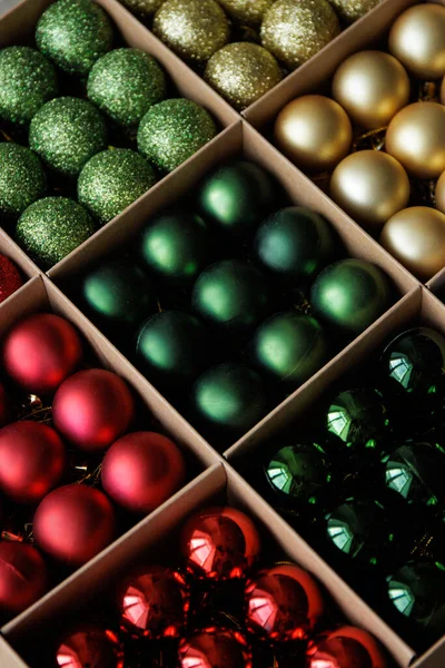 Noel ve yeni yıl arkaplanı. Kutudaki renkli Noel mücevherlerini kapatın.