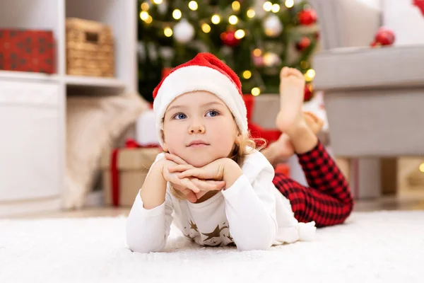 Evdeki Noel Ağacının Yanında Halıya Uzanmış Küçük Bir Kız Görüyorum — Stok fotoğraf