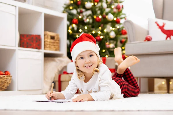 Mutlu Küçük Kız Noel Baba Dekore Edilmiş Oturma Odasında Mektup — Stok fotoğraf