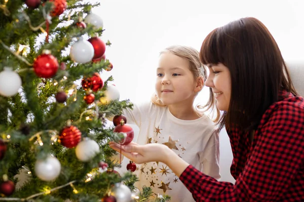 Lycklig Mor Och Dotter Dekorerade Julgran Hemma — Stockfoto