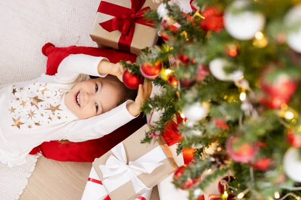 Evdeki Noel Ağacının Altında Yatan Neşeli Küçük Kız — Stok fotoğraf