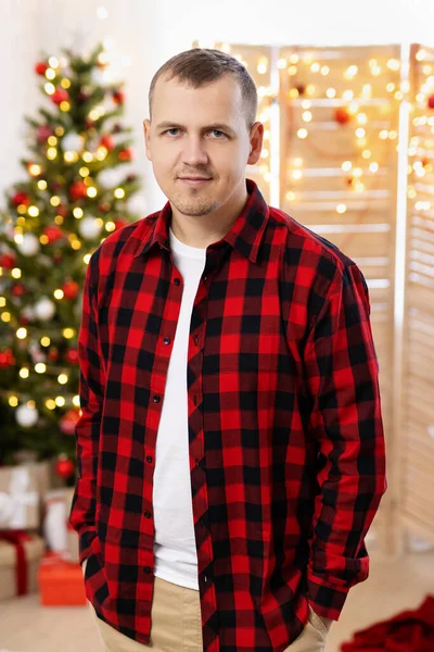 明るい装飾されたリビングルームでの男の肖像画居心地の良いクリスマス装飾 — ストック写真