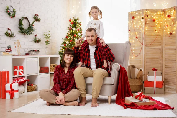 크리스마스 장식이 방에서 남자와 여자와 — 스톡 사진