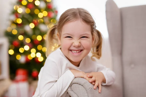 Noel Ağacının Yakınındaki Küçük Bir Kızın Portresi — Stok fotoğraf