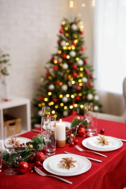 Aile yemeği için tabak ve şampanya kadehleriyle güzel bir masa.