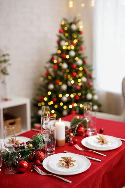 全家圣诞大餐的餐桌很漂亮 有盘子和香槟酒杯 — 图库照片