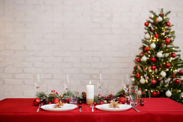 Mesa Servida Para Cena Navidad Familiar Salón Decorado Con Espacio — Foto de Stock