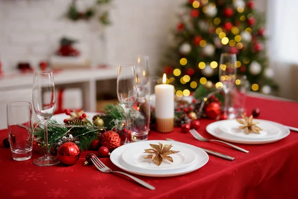 Όμορφο Κόκκινο Τραπέζι Πιάτα Και Ποτήρια Σαμπάνιας Για Οικογενειακό Χριστουγεννιάτικο — Φωτογραφία Αρχείου