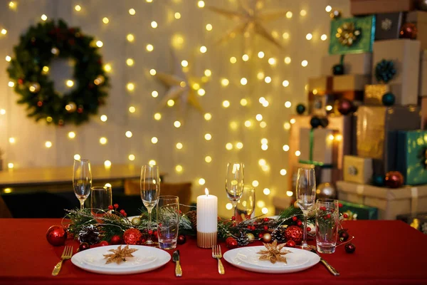 Mesa Con Platos Copas Champán Para Cena Navidad Guirnalda Regalos — Foto de Stock